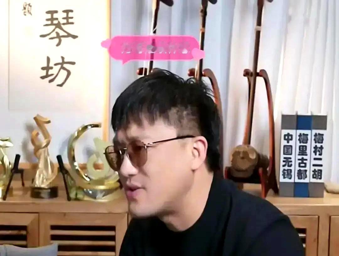 “饼力气”一散伙，直播间像断电。
 

粉丝冲热搜，观看量腰斩一半，打赏直接掉6