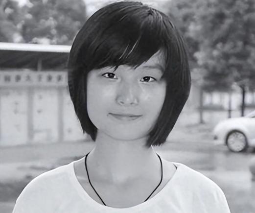 1999年湖北687分文科女状元戴柳，被父亲偷改志愿错失北大，戴柳下定决心从此在