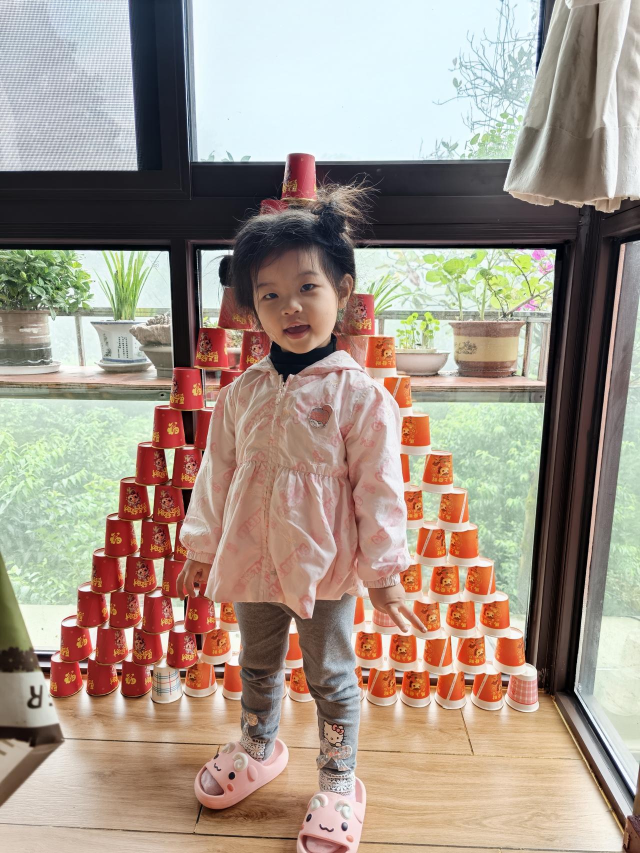 孙女和她的杰作，有一点成功的喜悦和沾沾自喜呢。