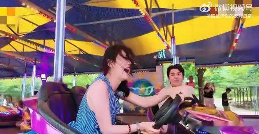 李佳琦一天天使不完的牛劲李佳琦终于实锤 ENFP 了！游乐场 “菜但爱玩”，怕却
