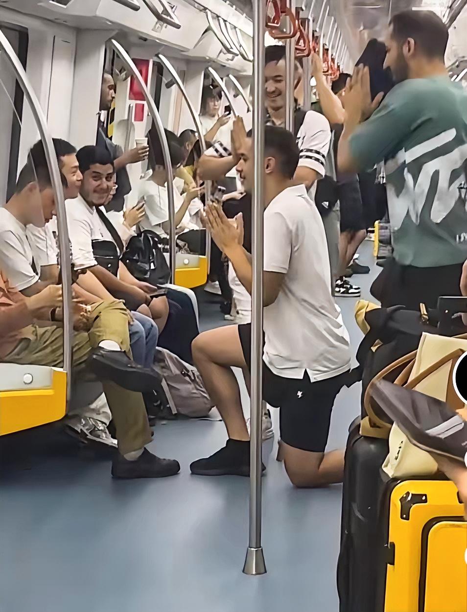 在深圳地铁8号线这一幕真的太让人恼火了！几个印度男外从岗厦北到小梅沙终点站，一直