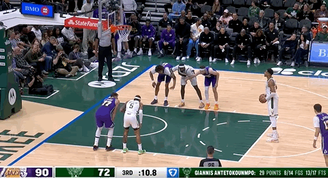 👀字母哥罚球，瞄了很久，最终三不沾。 