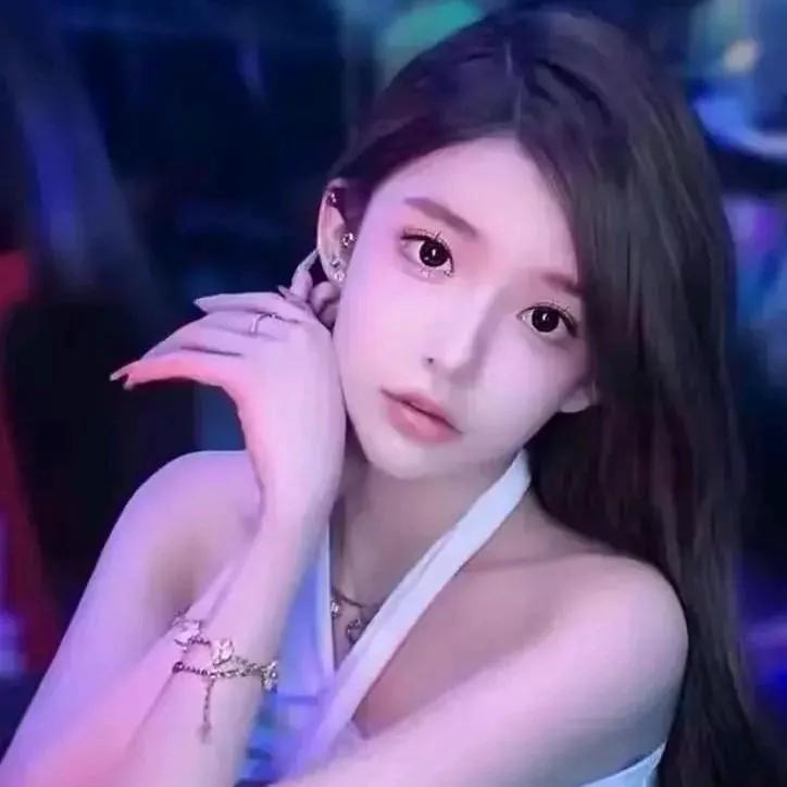 粉紫色灯光下的迷人气质，温柔可人，让人心动不已！💖✨