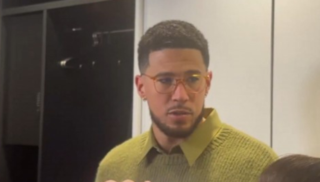 NBA常规赛，太阳主场114-116惜败湖人。赛后布克接受采访，谈到了他最后3.