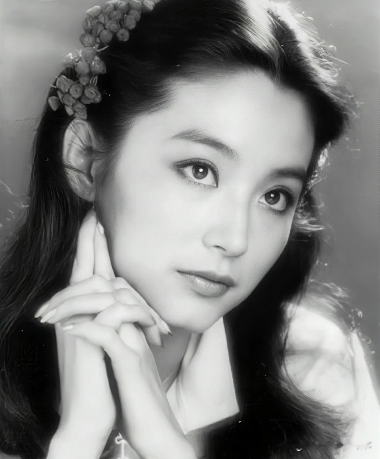 网友问林青霞 的眉眼放现在什么水平？
 
真是应了那句话，误入眉眼，可叹惊鸿，这