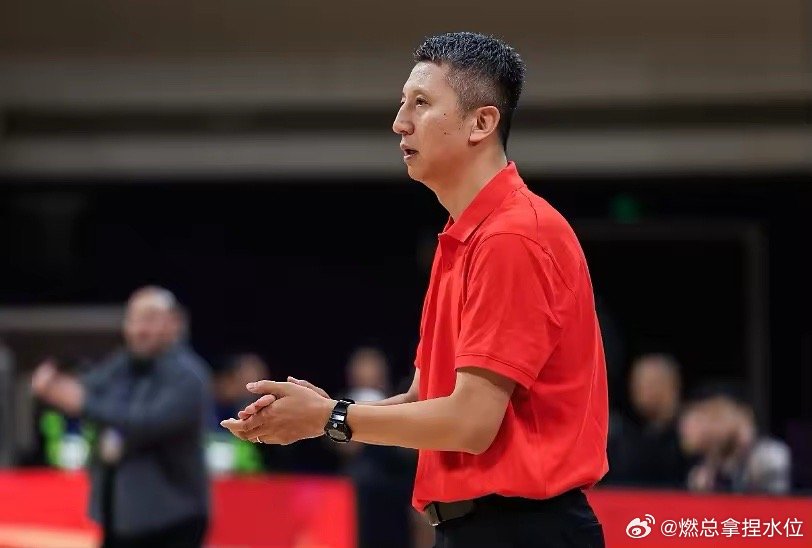 半场战罢，中国男篮40比50暂时落后日本男篮。外线投射成为双方最大的差距，中国队
