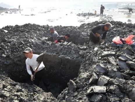 1991年9月，四川省遂宁市南强镇金鱼村村民王世伦，在自家田地为已故亲人开挖墓穴