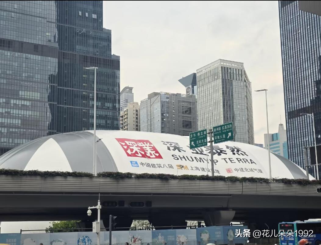 很科幻的设计，工人在里面干活又闷又热怎么解决？虽然与外界隔绝了灰尘，但里面呢还全