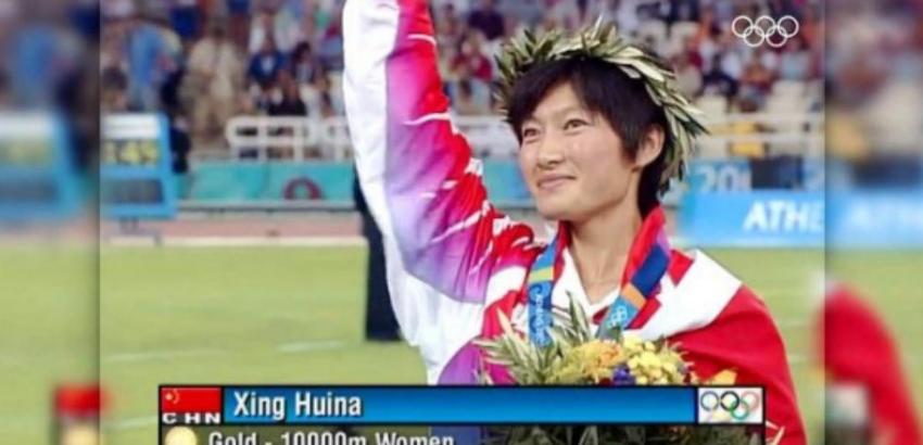 2004 年雅典的夜晚，体育场被白天的热气和未散的喧嚣包裹着。

女子一万米决赛