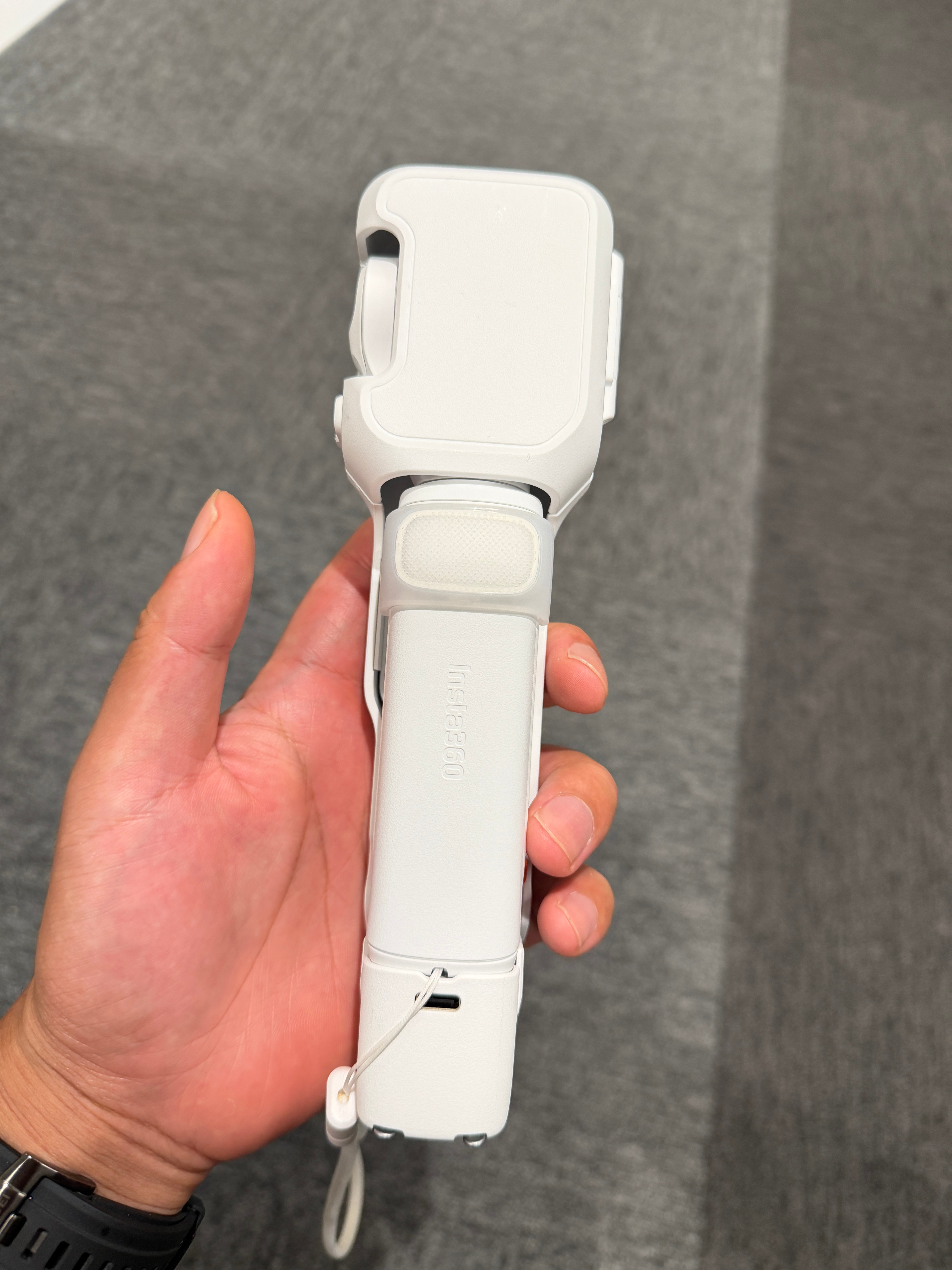 大疆Pocket4P白色版首次亮相影石都被我玩包浆了 大疆现在还在预约中 不知道