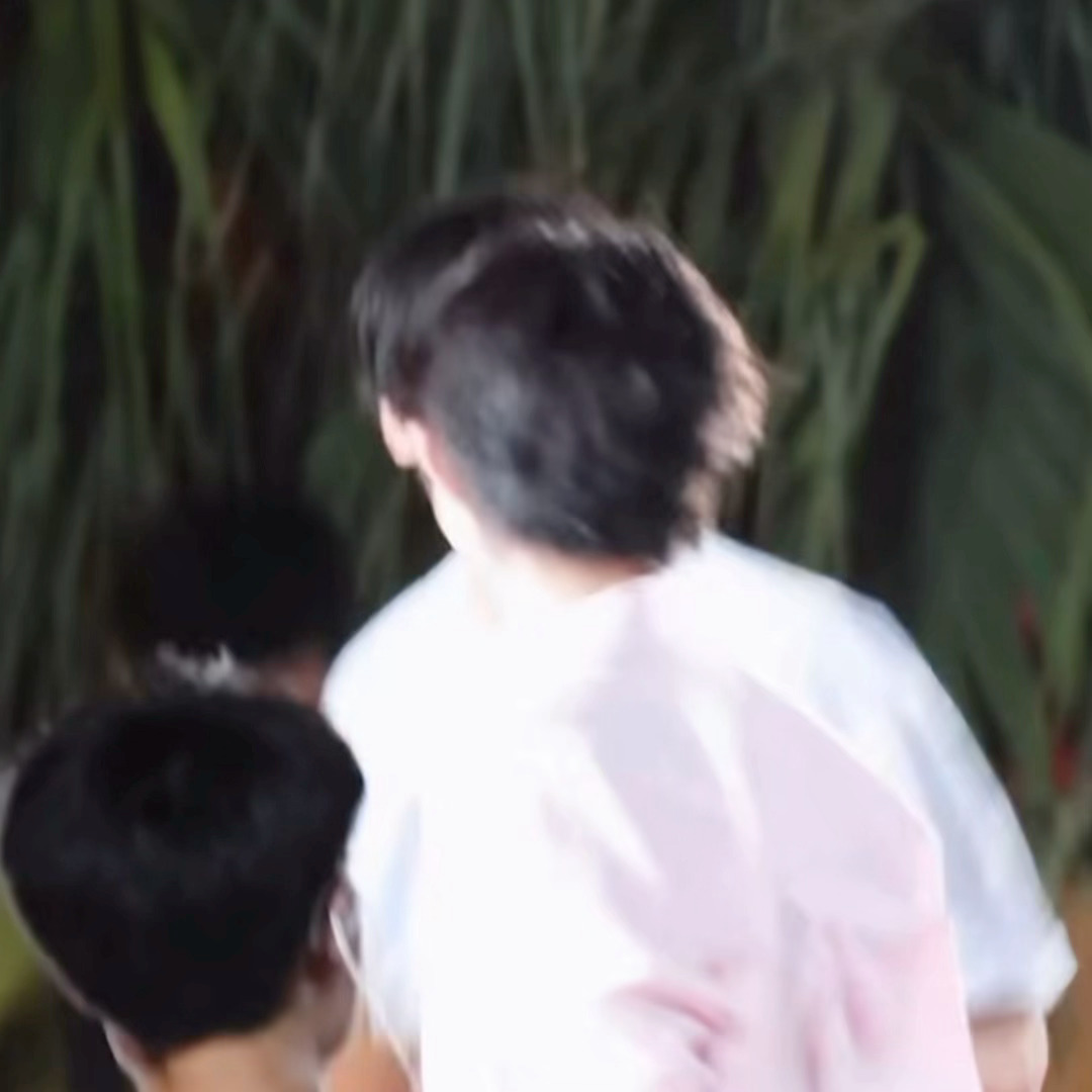 老龙每次学会一个把妹手段第一实践人都是陈奕恒，因为陈奕恒在他面前有时候很乖有时候