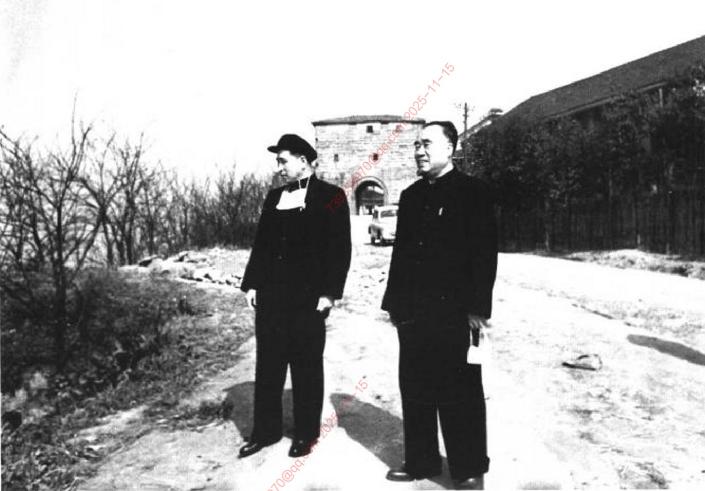 1957年春，朱德视察重庆浮图关。