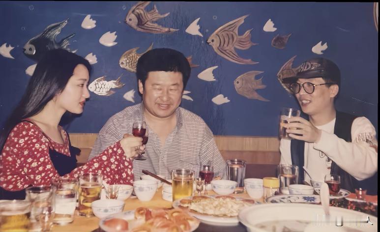 1995年，中国流行音乐当红的歌星杨钰莹、李春波来到佳木斯演出，电视台主持人曹伟