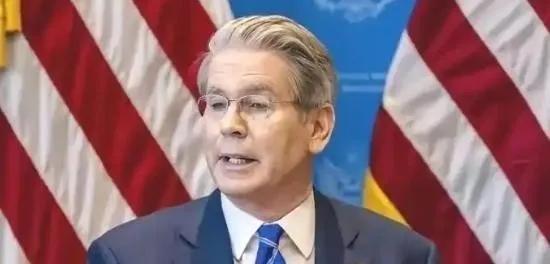 美国财长贝森特公开声称：世界没法承受，一个贸易顺差达到，一万亿美元的中国！中国想