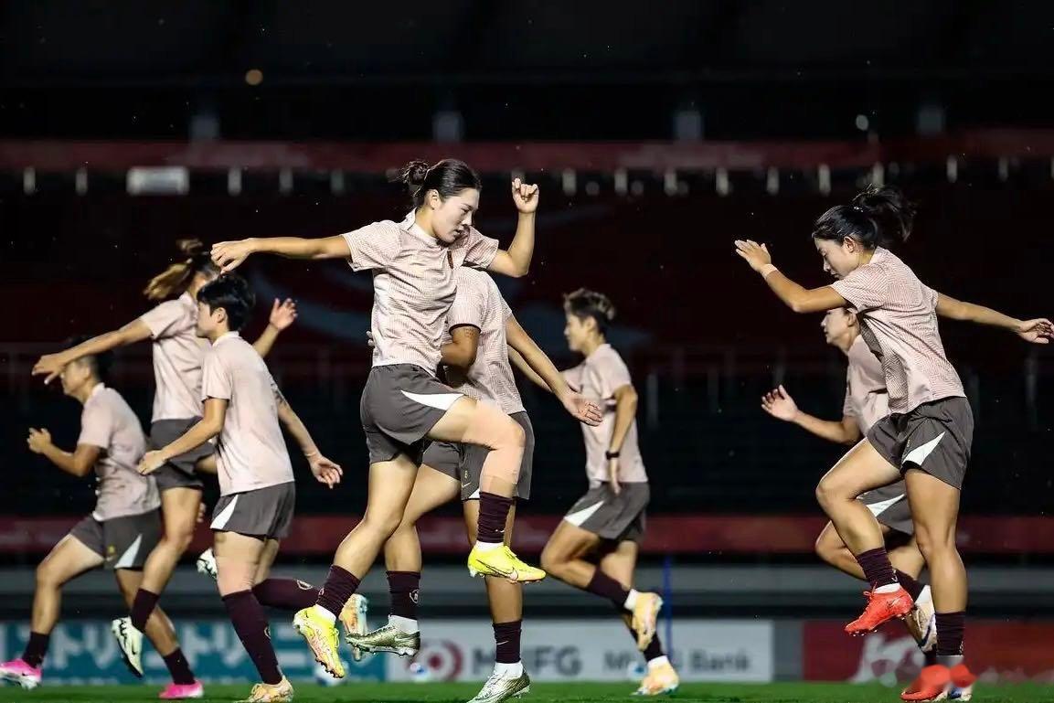 中国女足5比1开门红从平局到拉开比分，女足慢慢掌控赛场节奏，越踢越自信，每一次进