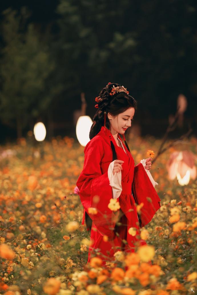 迪丽热巴福利图 释出，她化身贺思慕，红衣在夜幕花海中格外亮眼，灵主大人又闻到什么