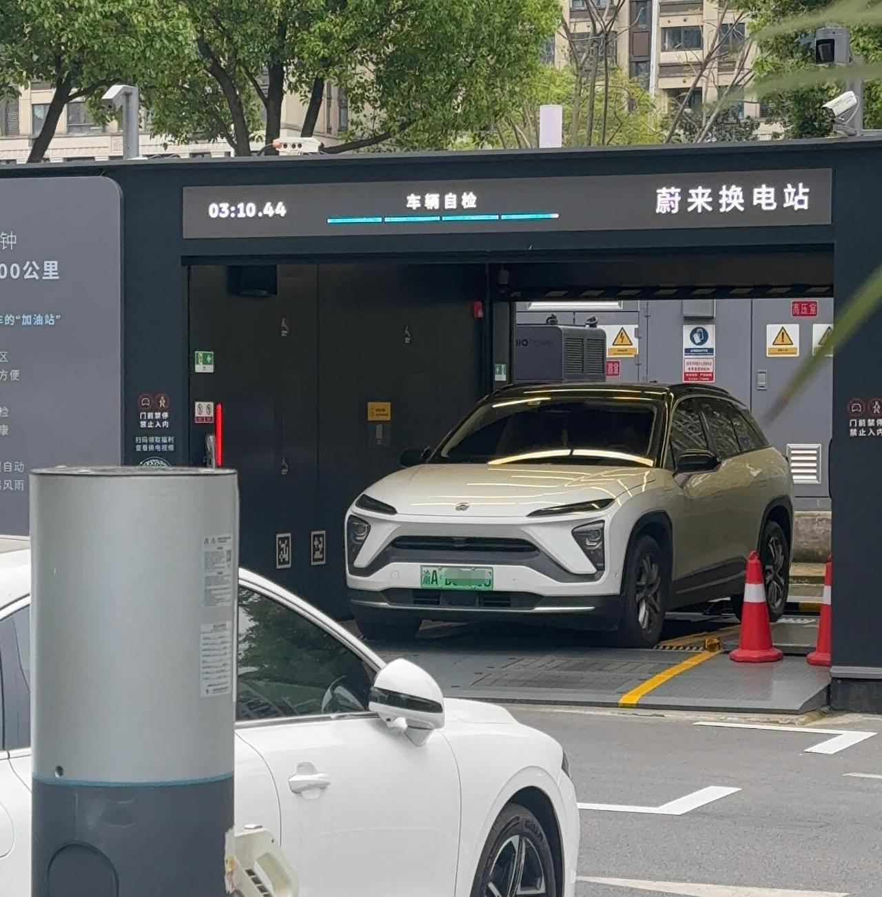 为了抗衡比亚迪闪充，蔚来李斌在每个换电站门框加装了一个读秒器显示屏，真是煞费苦心