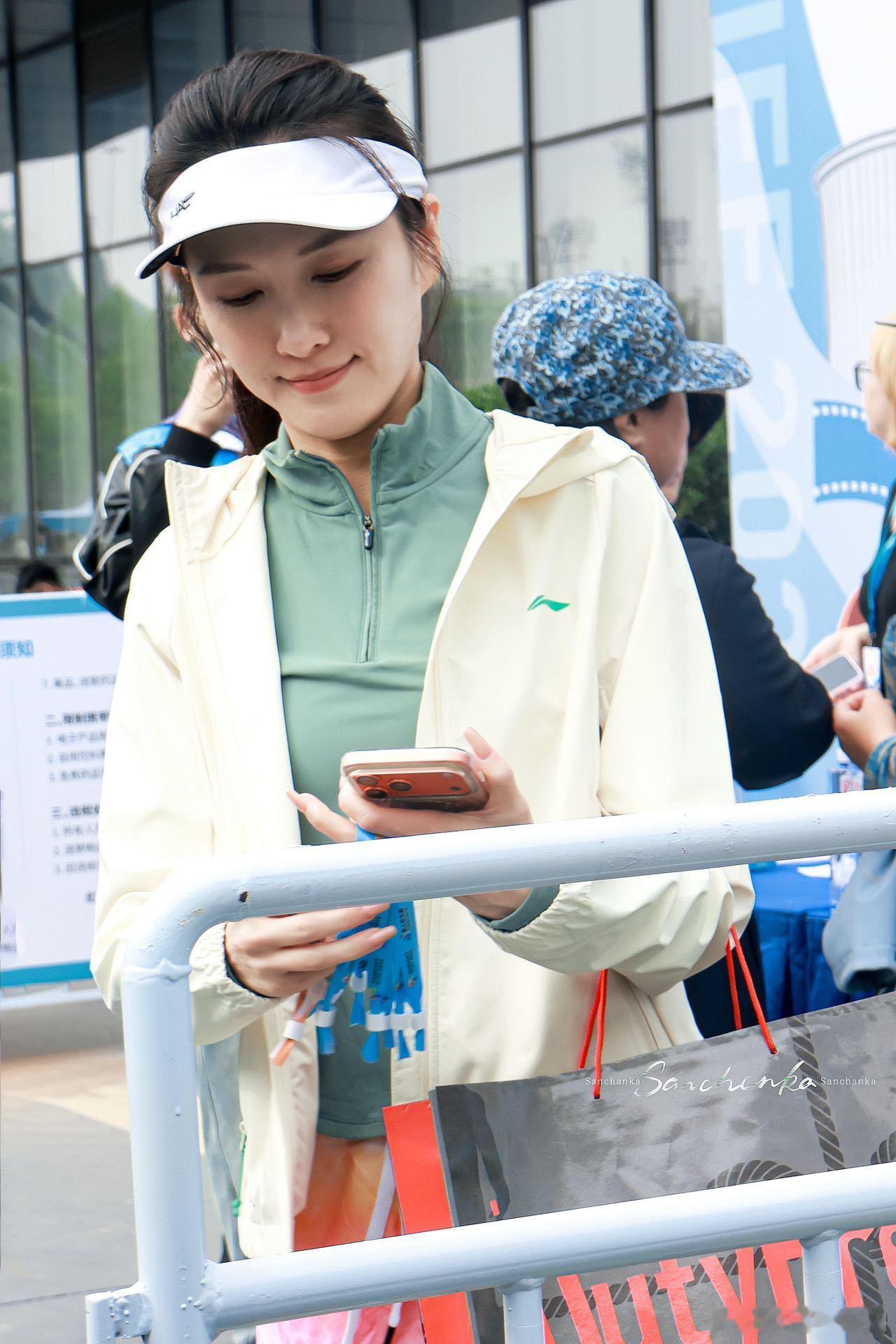 谁懂啊！徐洁儿也太拼了吧，浪姐二公排练这么紧张的间隙，居然还抽空去跑了马拉松，别