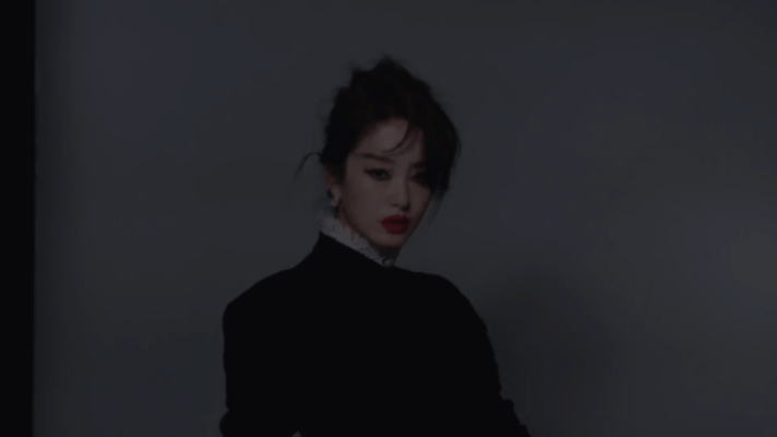 #杨采钰性感烟熏妆#哇哦！杨采钰的这组性感烟熏妆造型太绝了。看她，中式低盘发尽显
