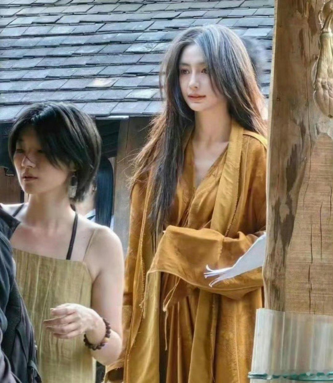 我的天呢怪不得之前杨颖被称作顶流呢这么素的站在那里就吸引了焦点[泪][泪][泪]