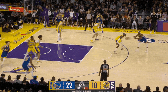 价值所在！霍福德无惧防守命中三分！
在今天NBA揭幕战勇士对阵湖人的比赛中第一节