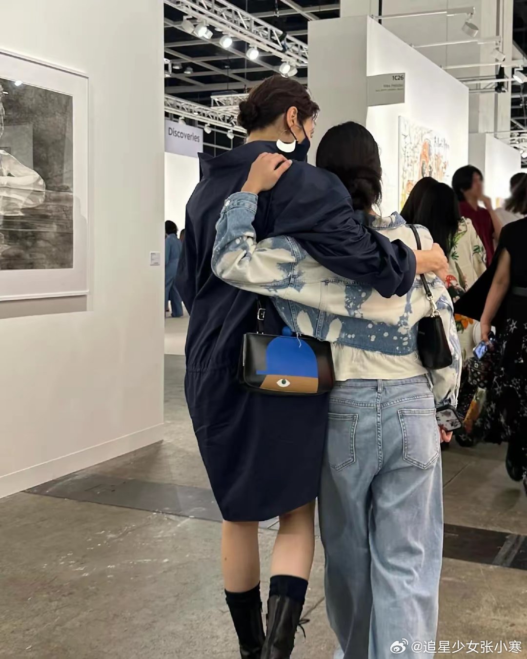 黎姿带女儿看展黎姿女儿长这么高了黎姿带女儿看展，女儿个子和妈妈看着差不多，两人同