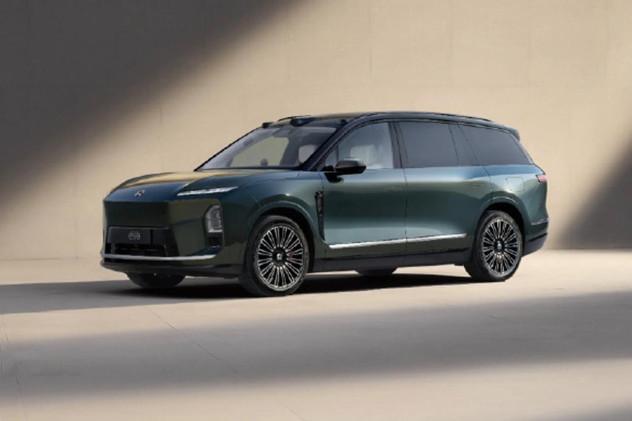 2025年12月的大型SUV市场简直是神仙打架，但蔚来全新ES8直接把“擂台”拆