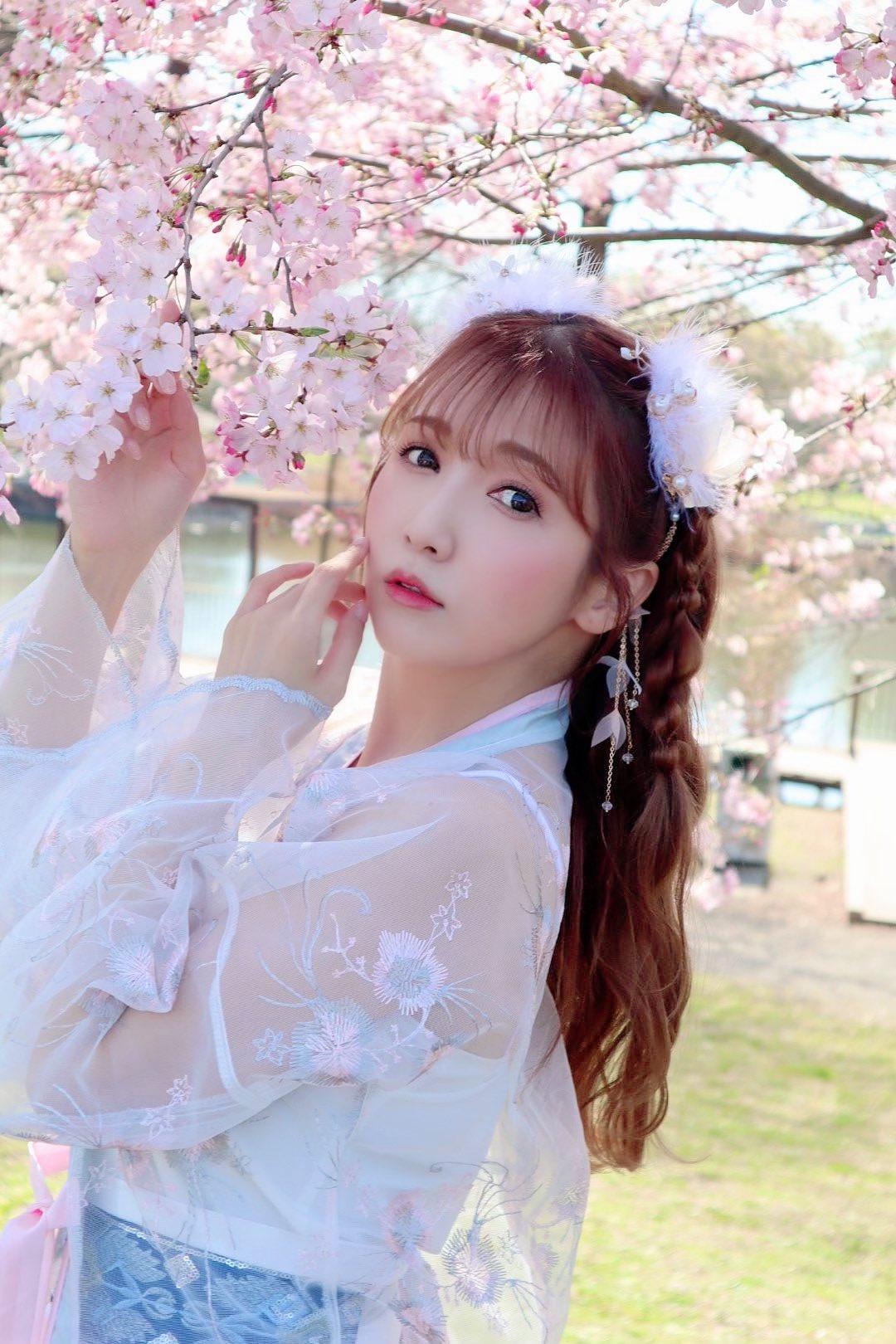 海棠花一开，春天就有了颜色。最近随手拍了好多海棠花，真是怎么拍都美。
河南的海棠