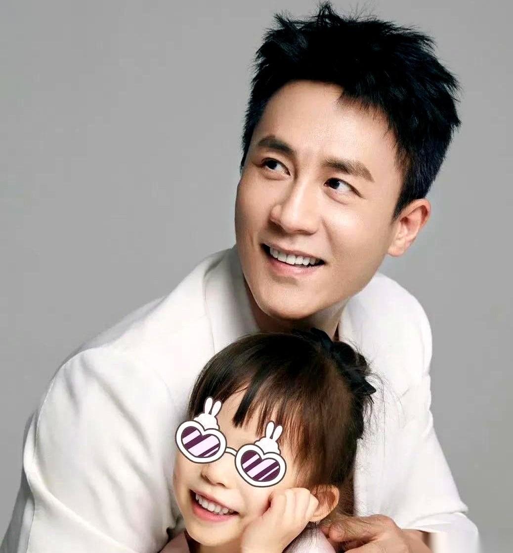 一个男人，陪女儿在地上爬，给女儿挑零食，情绪稳定地带娃……
然后，全世界都在夸他