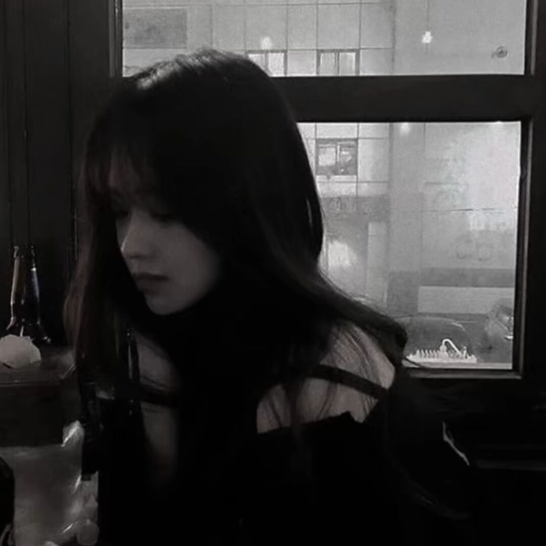 𝑾𝒆𝑪𝒉𝒂𝒕忧郁感女头搭配背景图你做不到的誓言 我的眼泪替你还了 