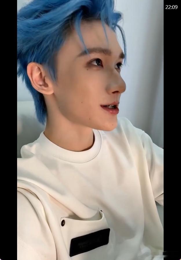 余宇涵直播 余宇涵直播中，蓝发像撕漫男，聊了生活，清唱挺好听，演唱会也提及。​ 