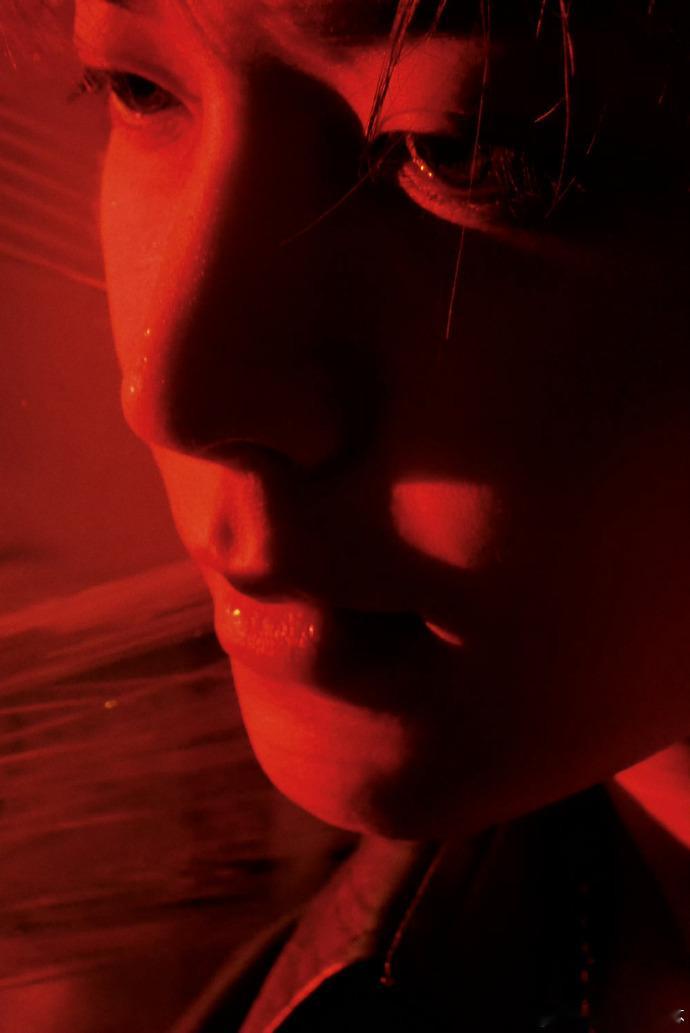 侯明昊半遮面眼神杀 半遮面的镜头一出来，直接被侯明昊的眼神勾住了，太有张力了。 