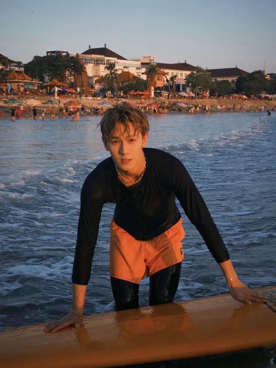 李昀锐晒冲浪照李昀锐海边冲浪plog 李昀锐晒冲浪照，果然运动型男还是得看海边！