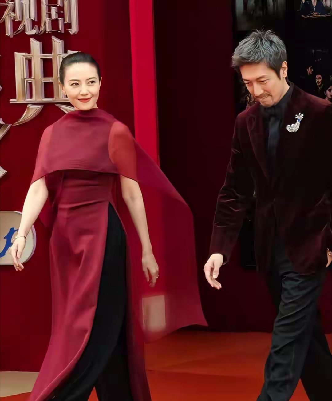 高圆圆出席珠海举行中国电视剧年度盛典，一袭红裙白月光气质杀疯 