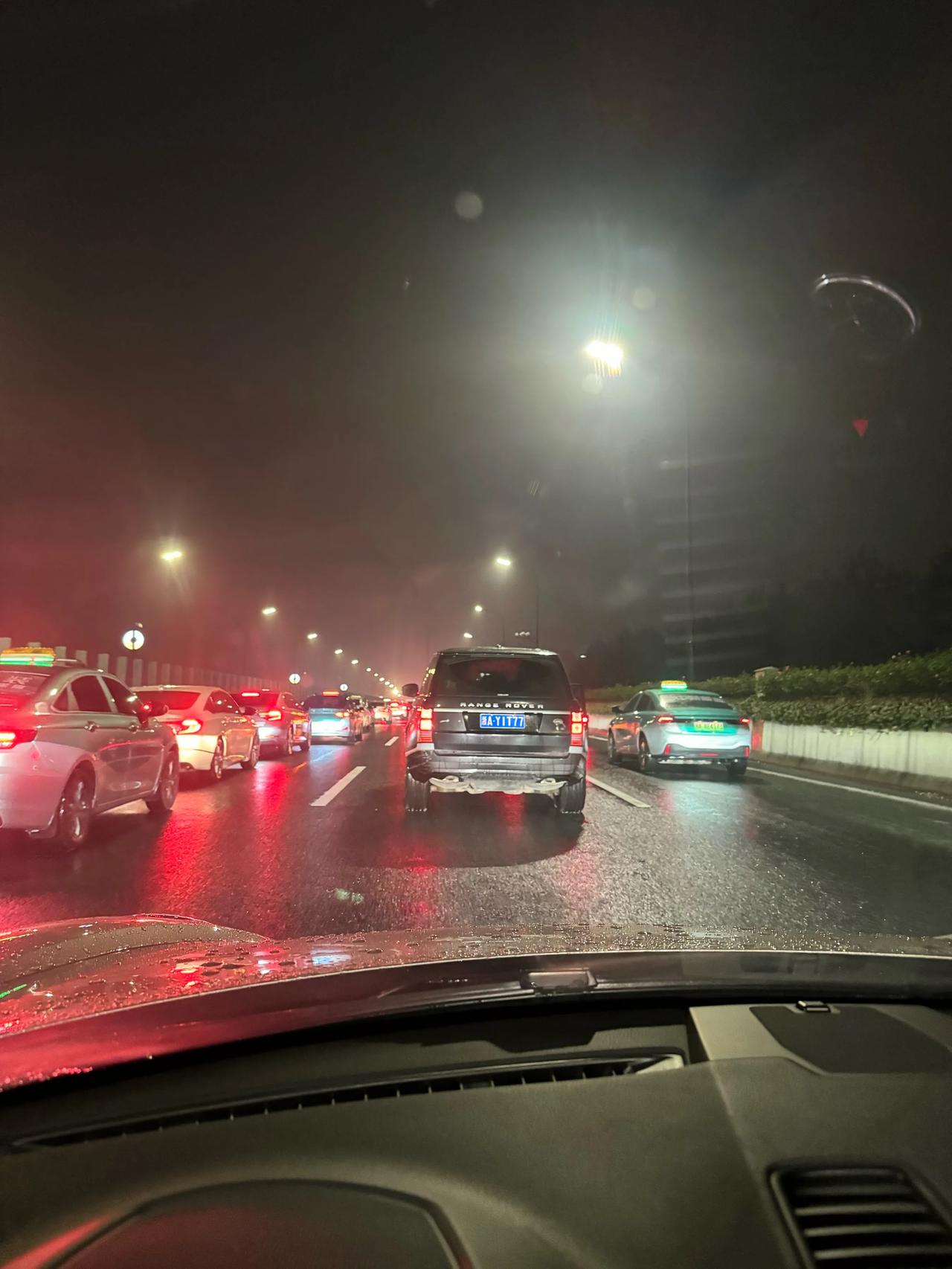 我就奇了怪了，不管白天晚上这段路到底有没有在修都会堵车，来回要耽误几十分钟！到家