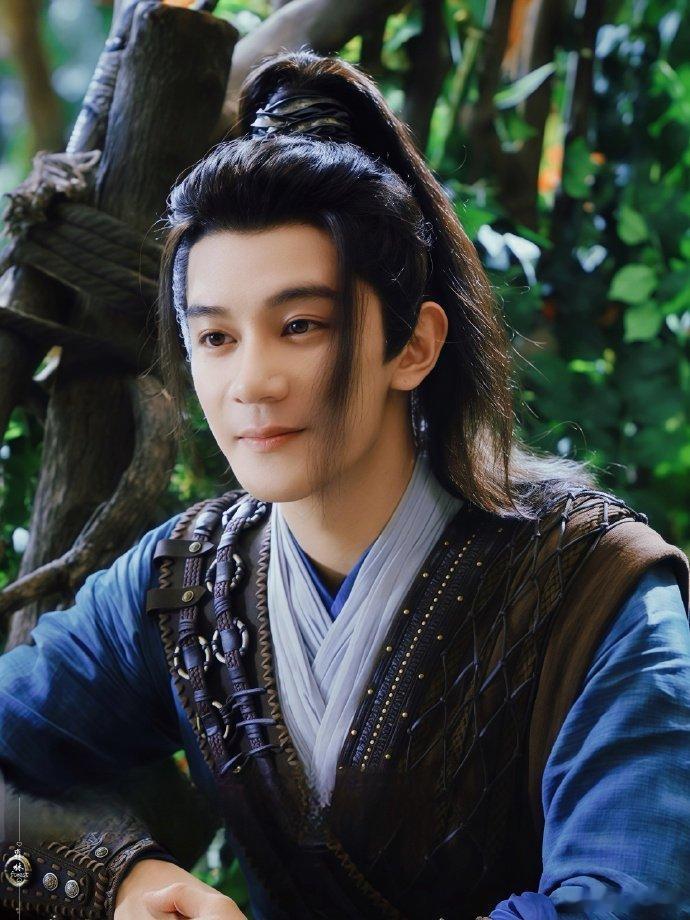 #夏之光自己狗塑自己# 哥你是不是深夜背梗啊哈哈哈！现在也是学会玩自己了呀，一不