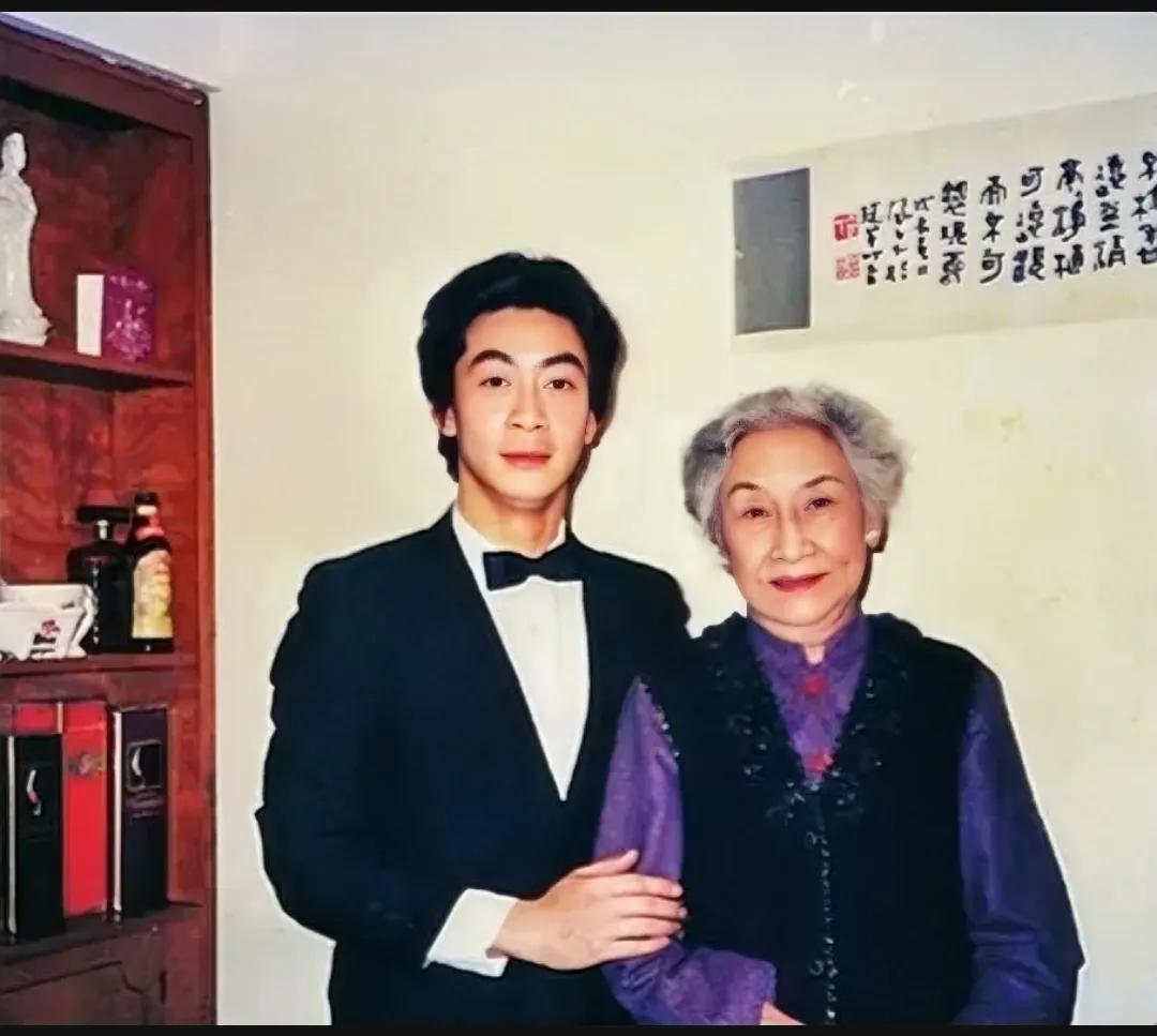1988年，晚年的胡蝶，一张罕见的留影，照片中她那如雪般洁白的发丝，闪现着斑驳的