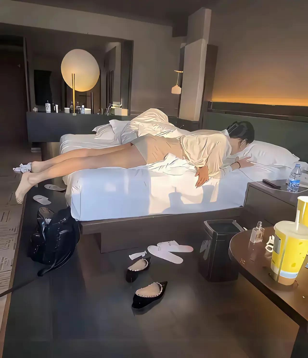 聊了三个月
终于见面了
妹子是做销售的

我问她
今天不用上班吗
她说
和领导说