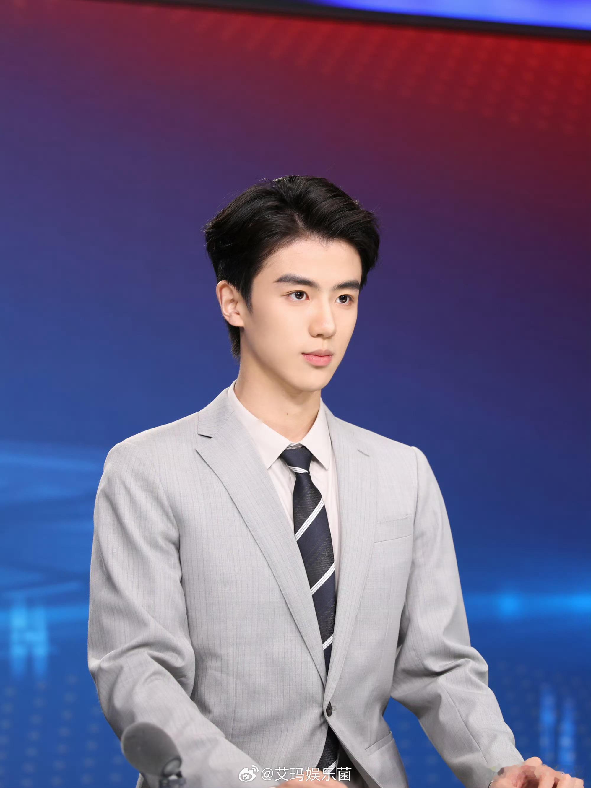 之前很火的最帅男主播兰钦元签约新公司了，资源直接是湖南卫视主持人，会不会是男版网