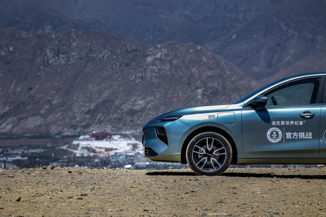 当荣威纯电D6从海拔5231米的唐古拉山垭口平稳驶下，其以9.125kWh/10