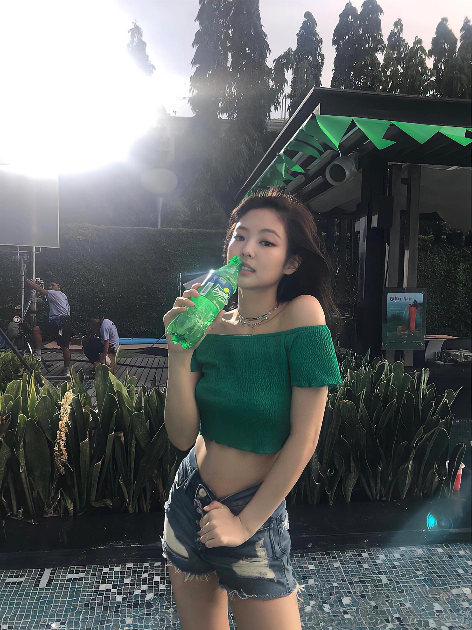 Jennie当年这组雪碧神图真的超级出圈 优越的体态 自信大方的表情 好完美！ 