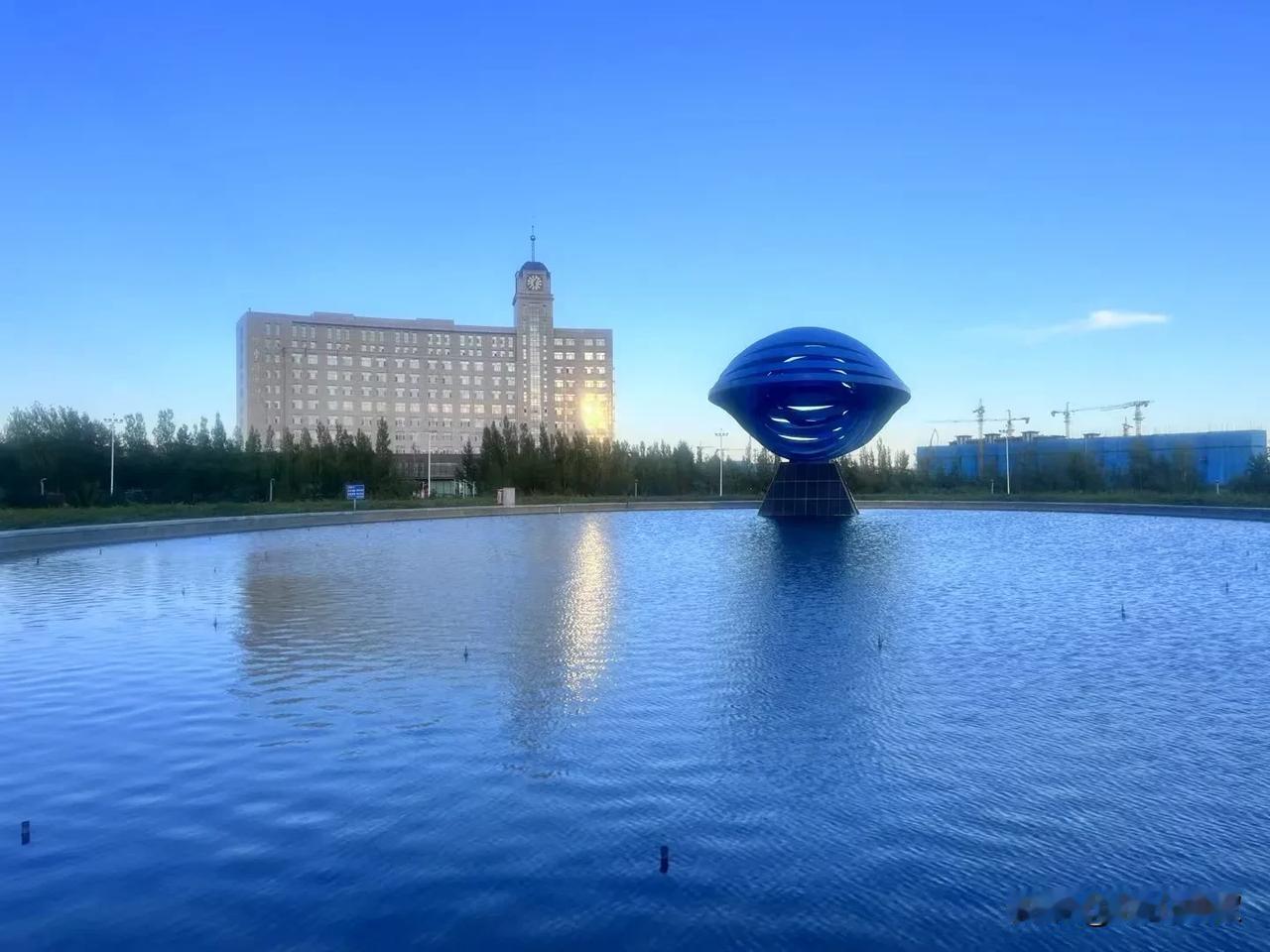 生活总是充满酸甜苦辣，懂得笑着低下头的，都是聪明人。有人问左宗棠：“天地之间的距