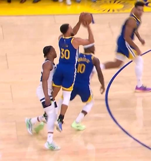 鞋没白穿库里拿到3分犯规 👍 森林狼vs勇士