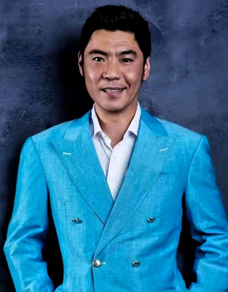 刚刷到屠洪刚的家事，我真是胸口堵得慌
 
 他的亲生大儿子在美国读书时，学费是自