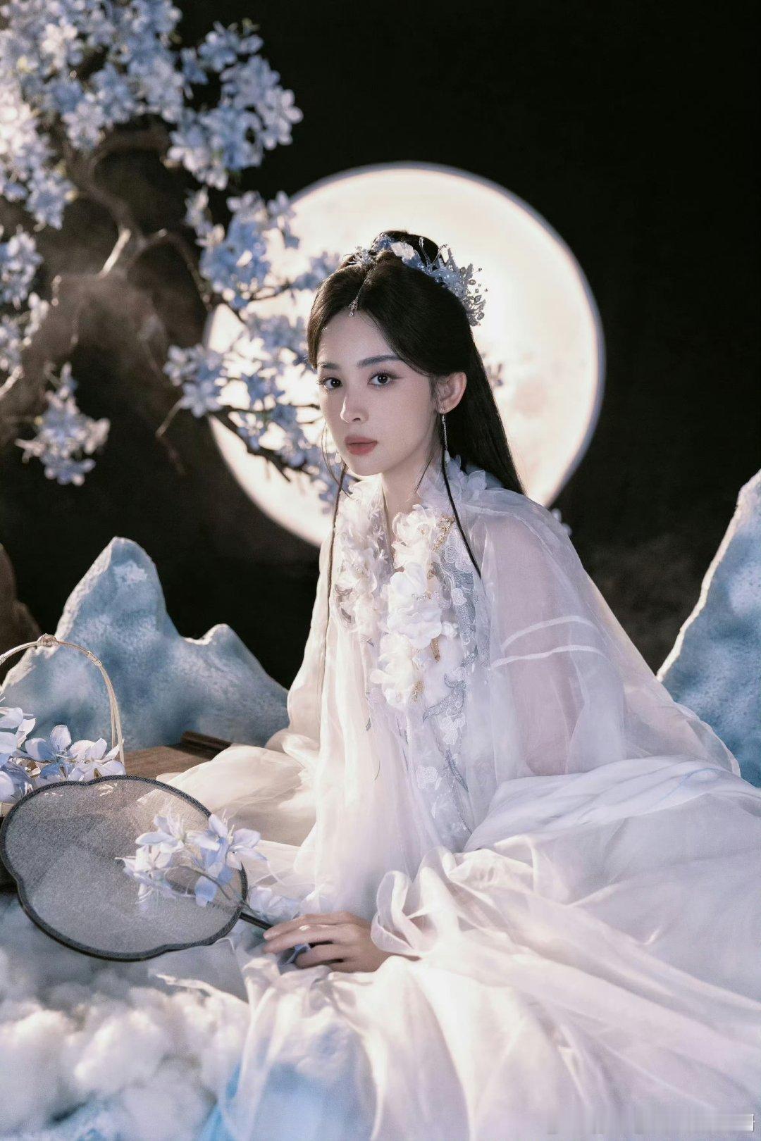 娜扎 中秋真神娜扎中秋图瞬间被美晕！这次直接变中秋神女，颜值真的是降维打击，内娱