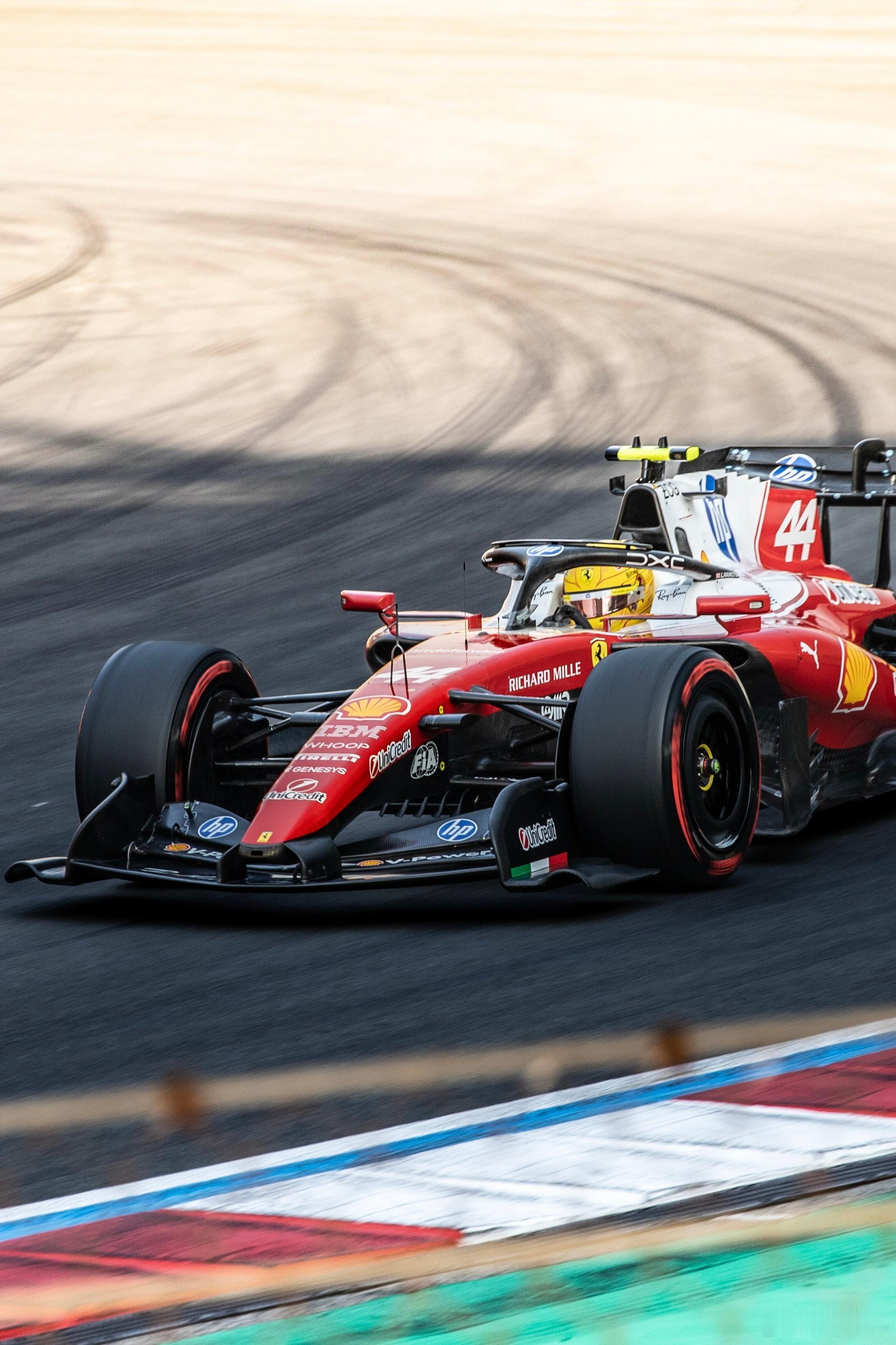 穿着红色衣服的奔驰车手拍摄于上赛T15 法拉利dk93-photof1中国大奖赛