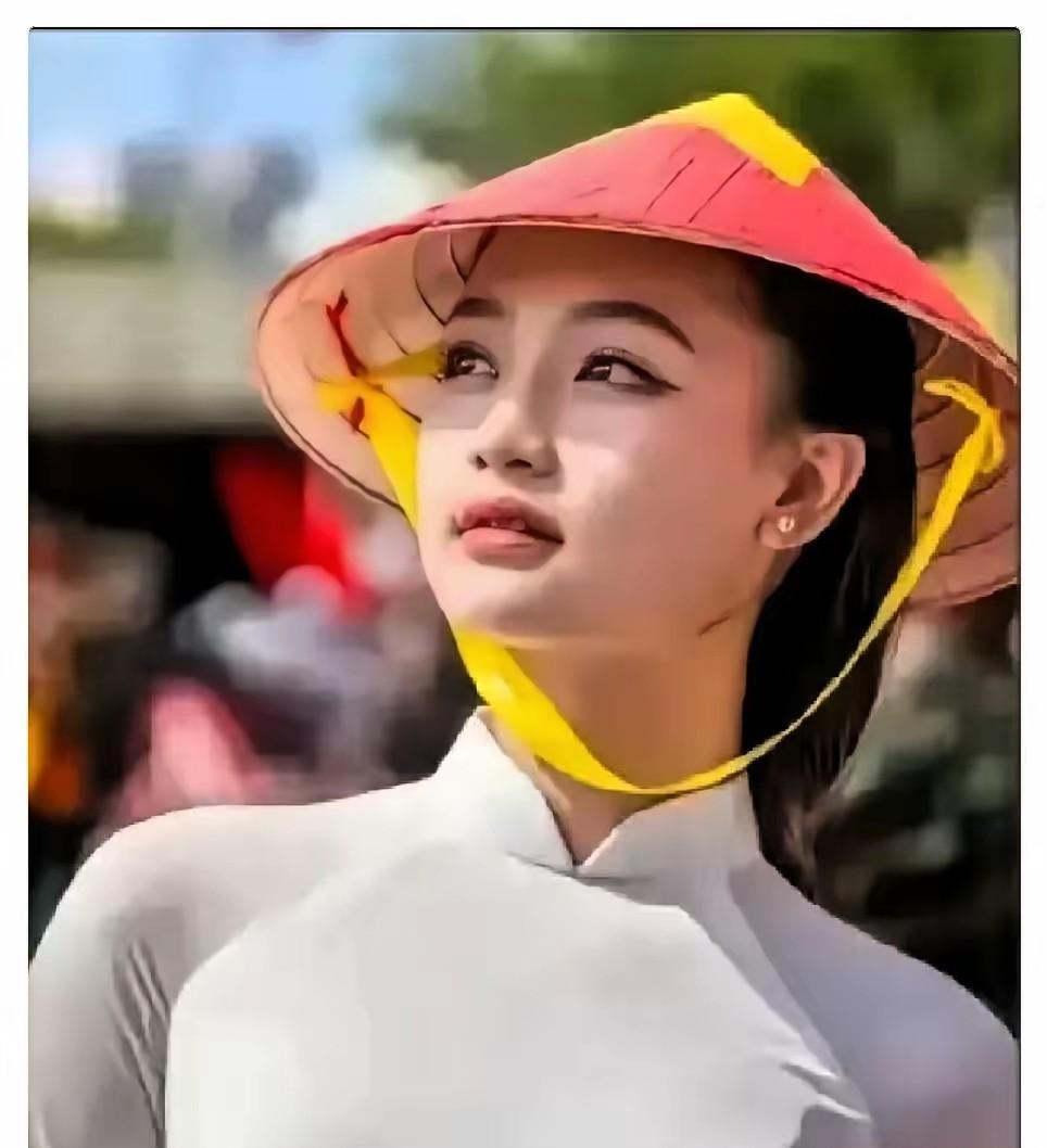 胡志明市的河粉很香，

温柔来得也快，

可你真分得清哪碗是情，

哪碗是账？