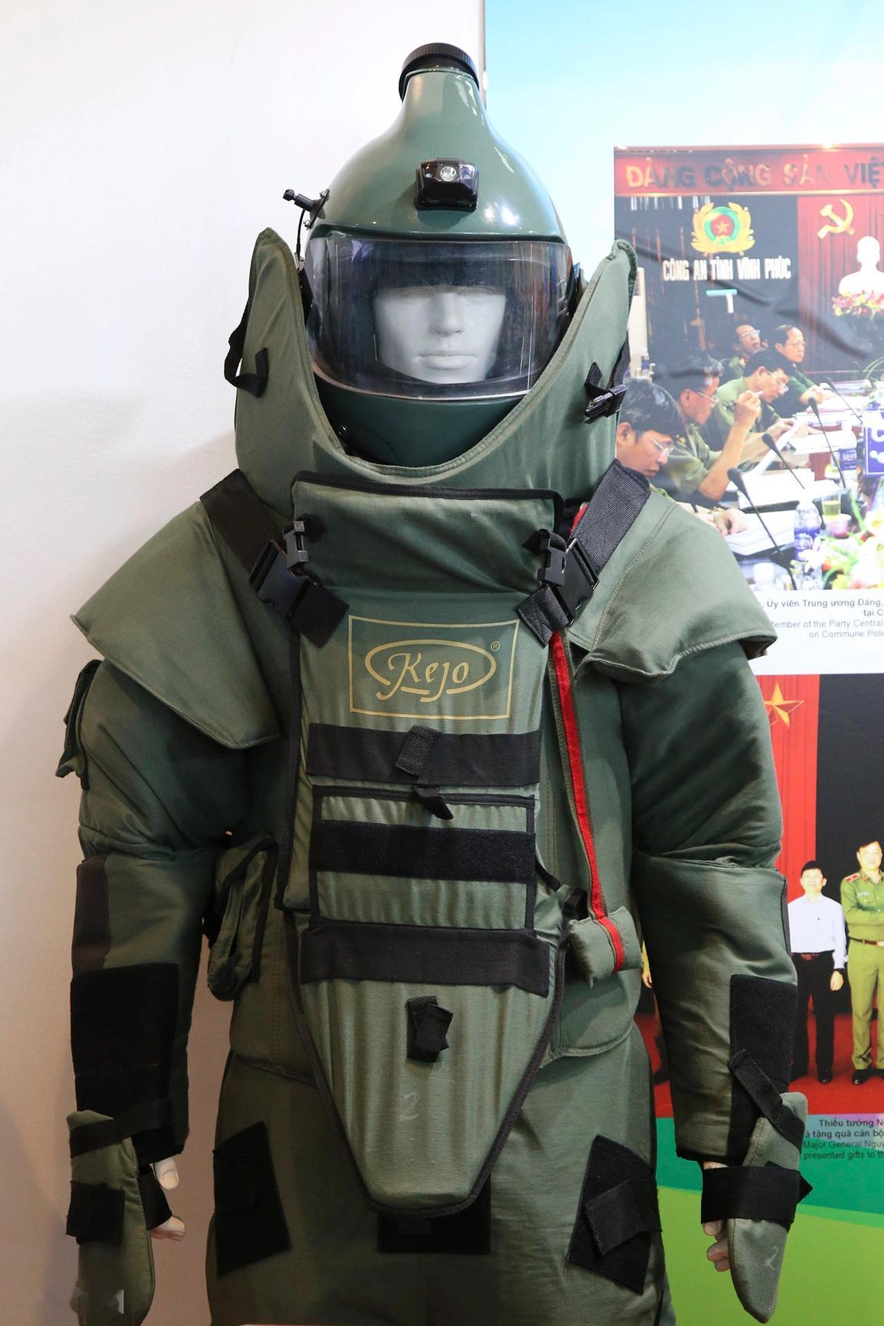 美国制造、为越南特警部队装备的拆弹排雷服