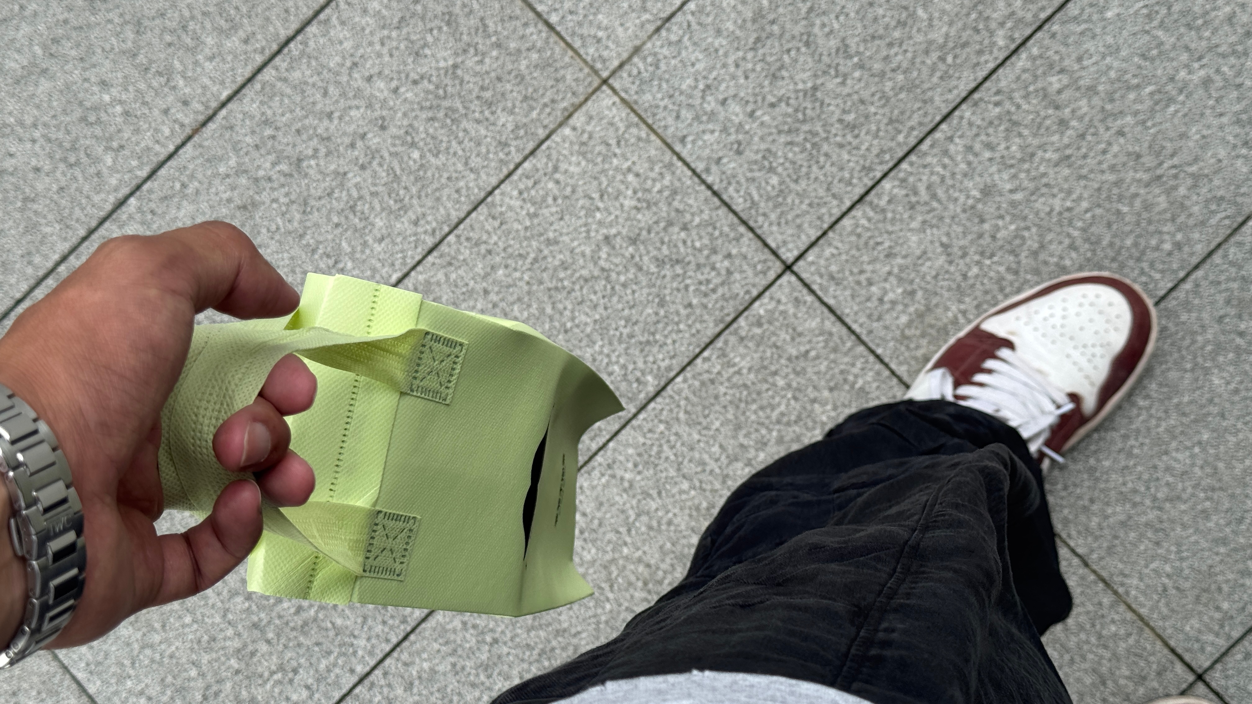 妈的，笑亖，拎了一杯奶茶回小区，进门的时候让把保安（应该是新来的）开门，他问我送