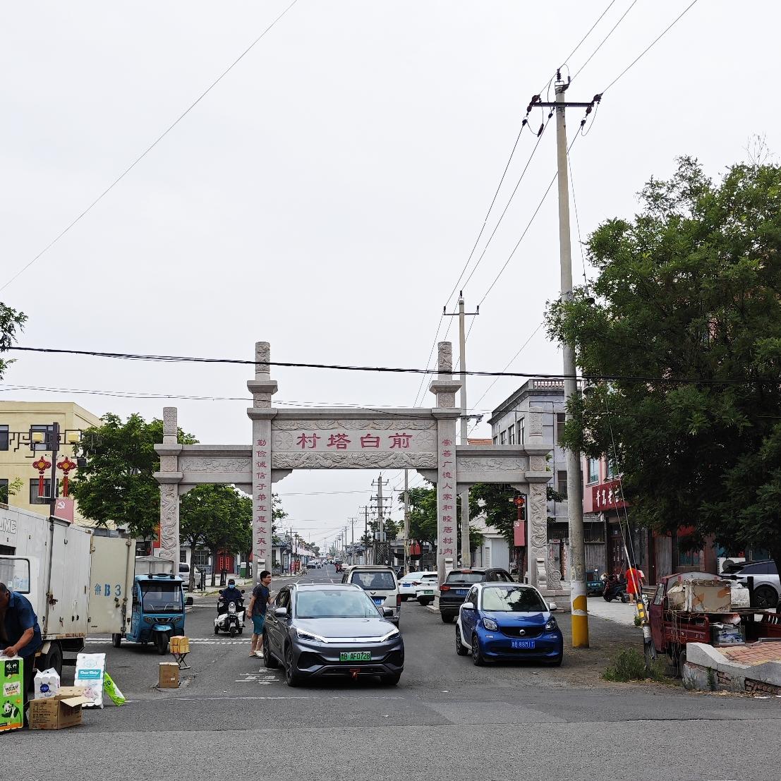 白塔村位于蓝村镇北部，相传西汉时期，村旁高埠建有一座佛塔（白塔），这白塔村由此而